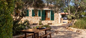 Vakantiehuis Finca Es Turo met uitzicht op de bergen, zwembad en Wi-Fi