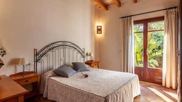 4 bedrooms, iron/ironing board, free WiFi, bed sheets