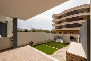 Property grounds - Holiday Home Casa Mattia with Terraces, Garden & Wi-Fi (Quartu Sant'Elena)