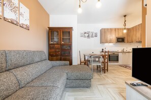 TV - Holiday Home Casa Mattia with Terraces, Garden & Wi-Fi (Quartu Sant'Elena)