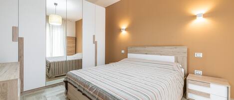 1 habitación, tabla de planchar con plancha, wifi gratis y ropa de cama