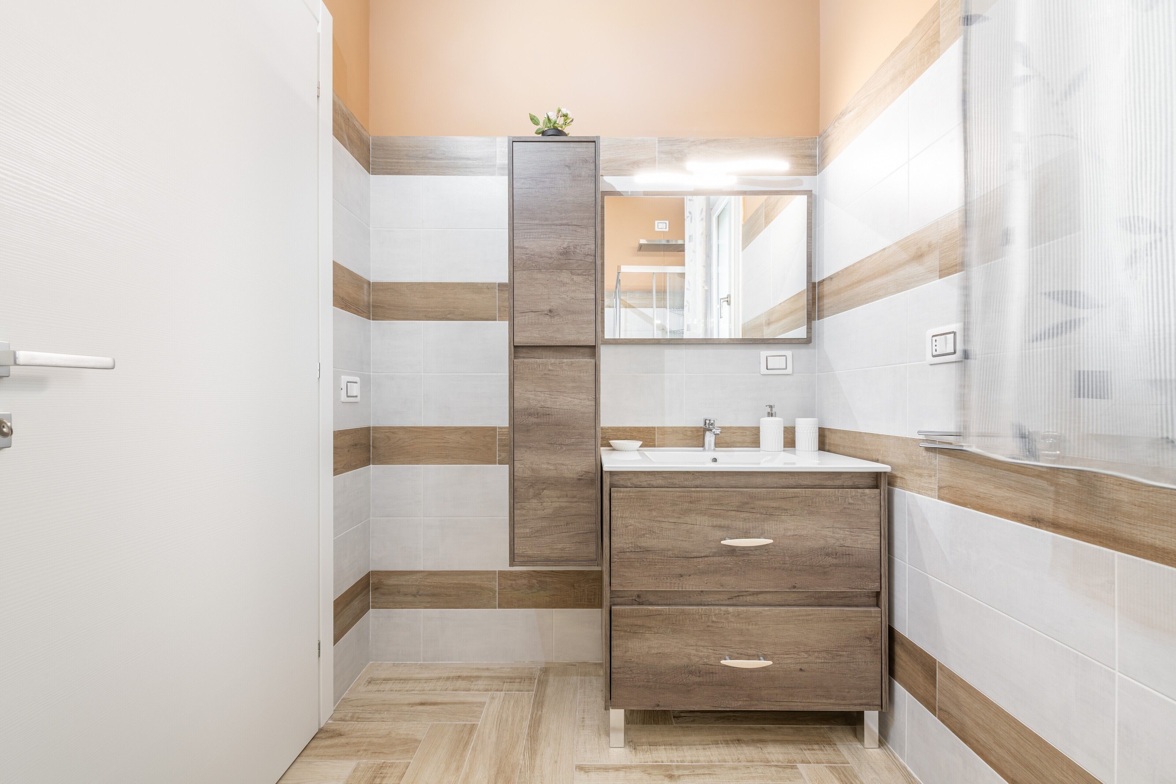 Douche, sèche-cheveux, serviettes fournies