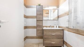 Douche, sĂšche-cheveux, serviettes fournies