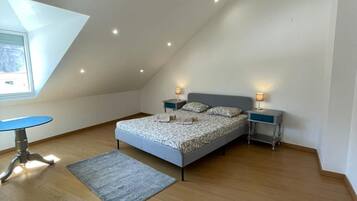 2 slaapkamers, een strijkplank/strijkijzer, internet, beddengoed