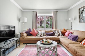 Fernseher, Kamin, Stereoanlage