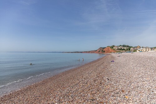 Poplar Cottage -  a cottage that sleeps 6 guests  in 3 bedrooms