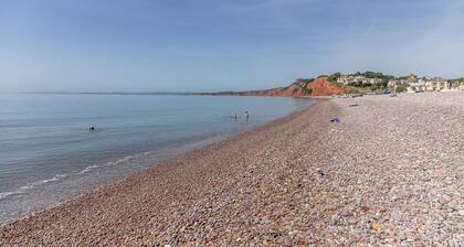 Poplar Cottage - a cottage that sleeps 6 guests in 3 bedrooms