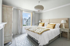 3 habitaciones, tabla de planchar con plancha, internet y ropa de cama 