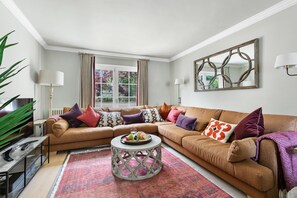 Fernseher, Kamin, Stereoanlage