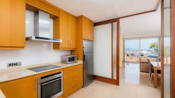 Kylskåp, mikrovågsugn, ugn och spishäll