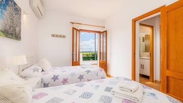 2 slaapkamers, een strijkplank/strijkijzer, gratis wifi, beddengoed