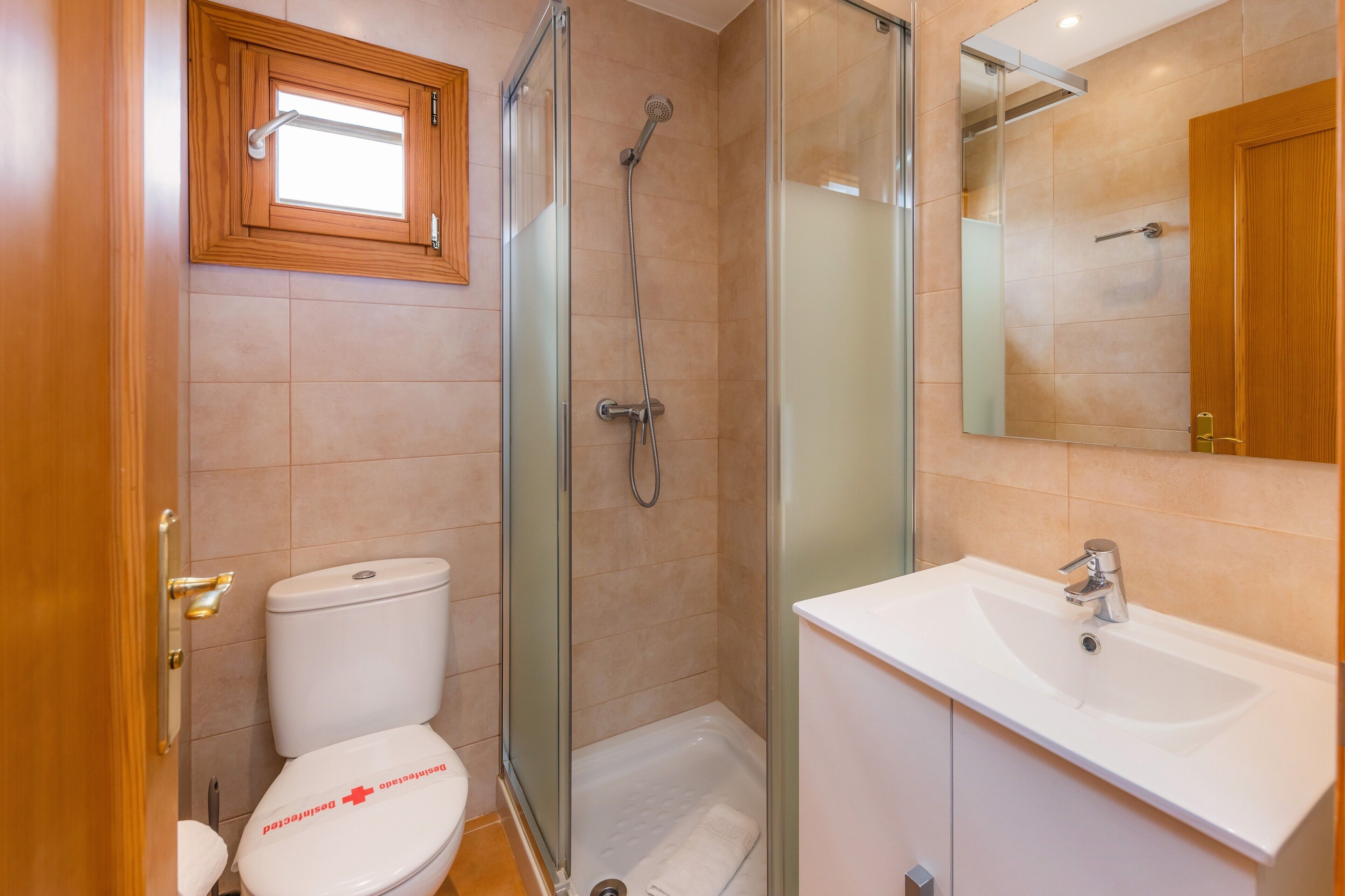 Un baño con inodoro, ducha y lavamanos.