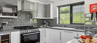 Lilac Lodge, 22 Roadford Lake Lodges - hot tub/pet friendly