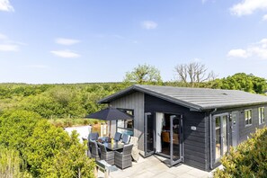 Outdoor dining - Lilac Lodge, 22 Roadford Lake Lodges - hot tub/pet friendly (Lifton)