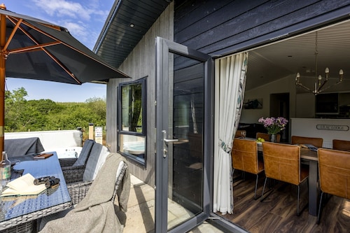 Lilac Lodge, 22 Roadford Lake Lodges - hot tub/pet friendly