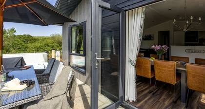 Lilac Lodge, 22 Roadford Lake Lodges - hot tub/pet friendly