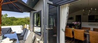 Lilac Lodge, 22 Roadford Lake Lodges - hot tub/pet friendly