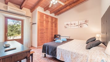 4 bedrooms, iron/ironing board, free WiFi, bed sheets