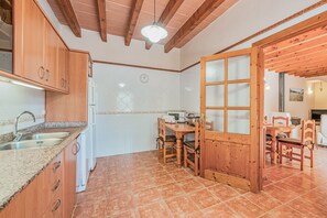 ثلاجة، ميكروويف، فرن، موقد طهي مسطح