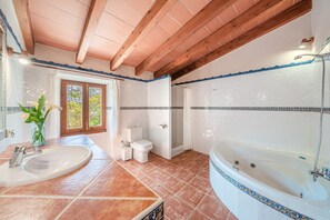 Badekar, hårtørrer, håndklæder