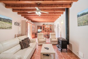 TV, fireplace, ping pong, stereo - Holiday Home 'Finca Can Xet' with Mountain View, Pool & Wi-Fi (Felanitx)