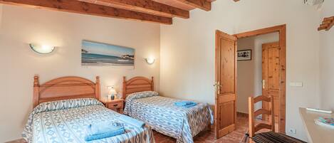 4 bedrooms, iron/ironing board, free WiFi, bed sheets