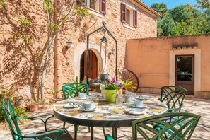 Outdoor dining - Holiday Home 'Finca Can Xet' with Mountain View, Pool & Wi-Fi (Felanitx)