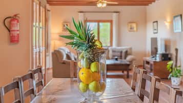 Télévision, lecteur de DVD, table de tennis de table, chaßne hi-fi