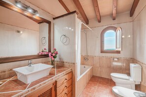 Badekar, hårtørrer, håndklæder