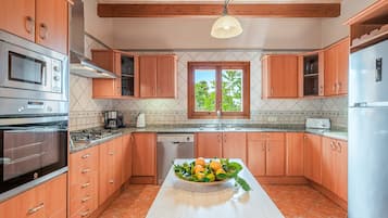 Een koelkast, een magnetron, een oven, een kookplaat