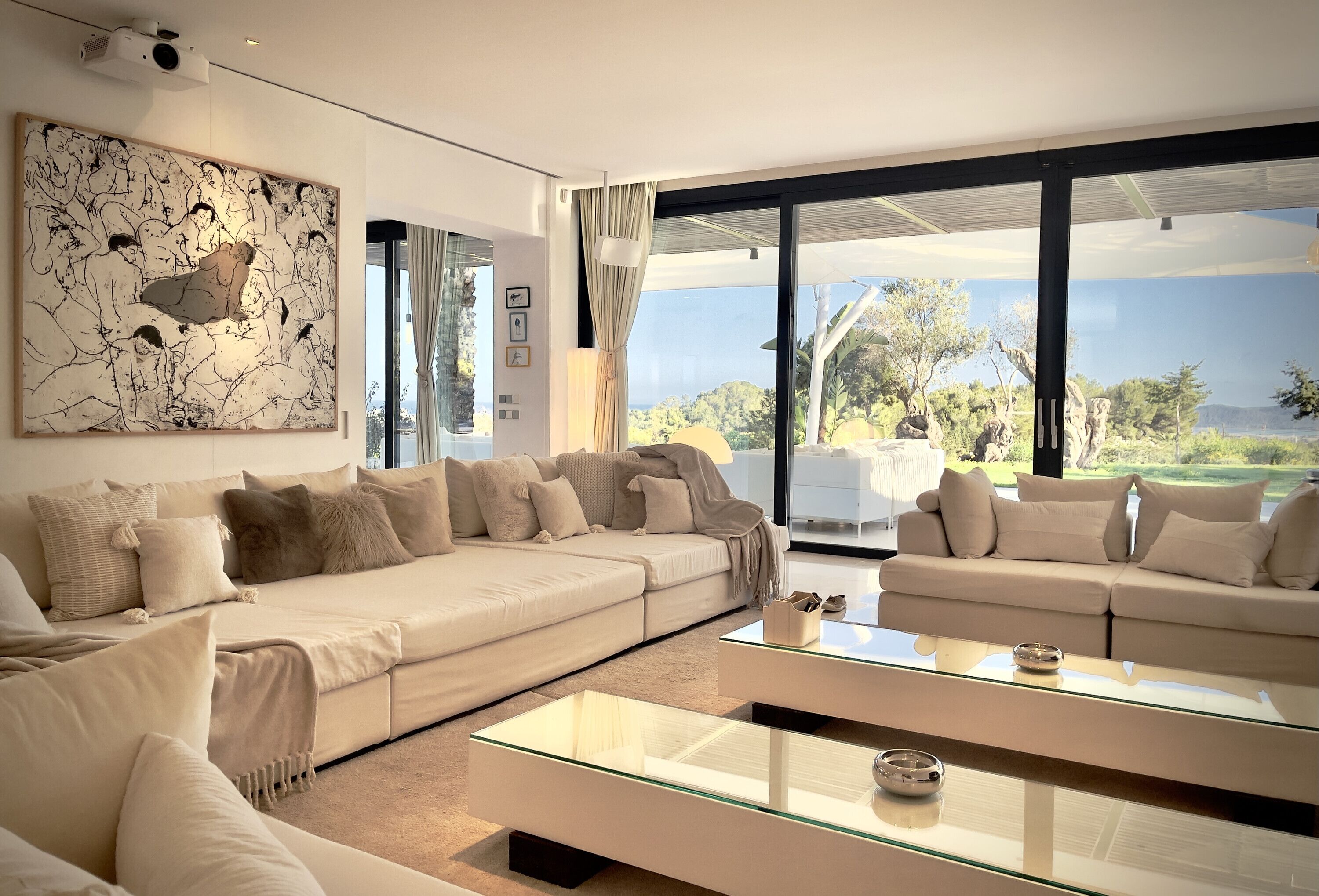 Televisie, een open haard, videospelletjes en een tafeltennistafel