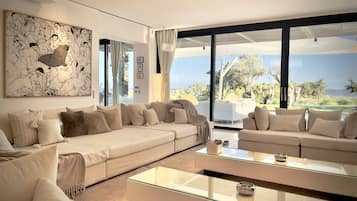 Fernseher, Kamin, Videospiele, Tischtennisplatte