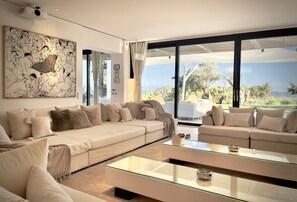 Televisio, takka, videopelejä, pöytätennispöytä