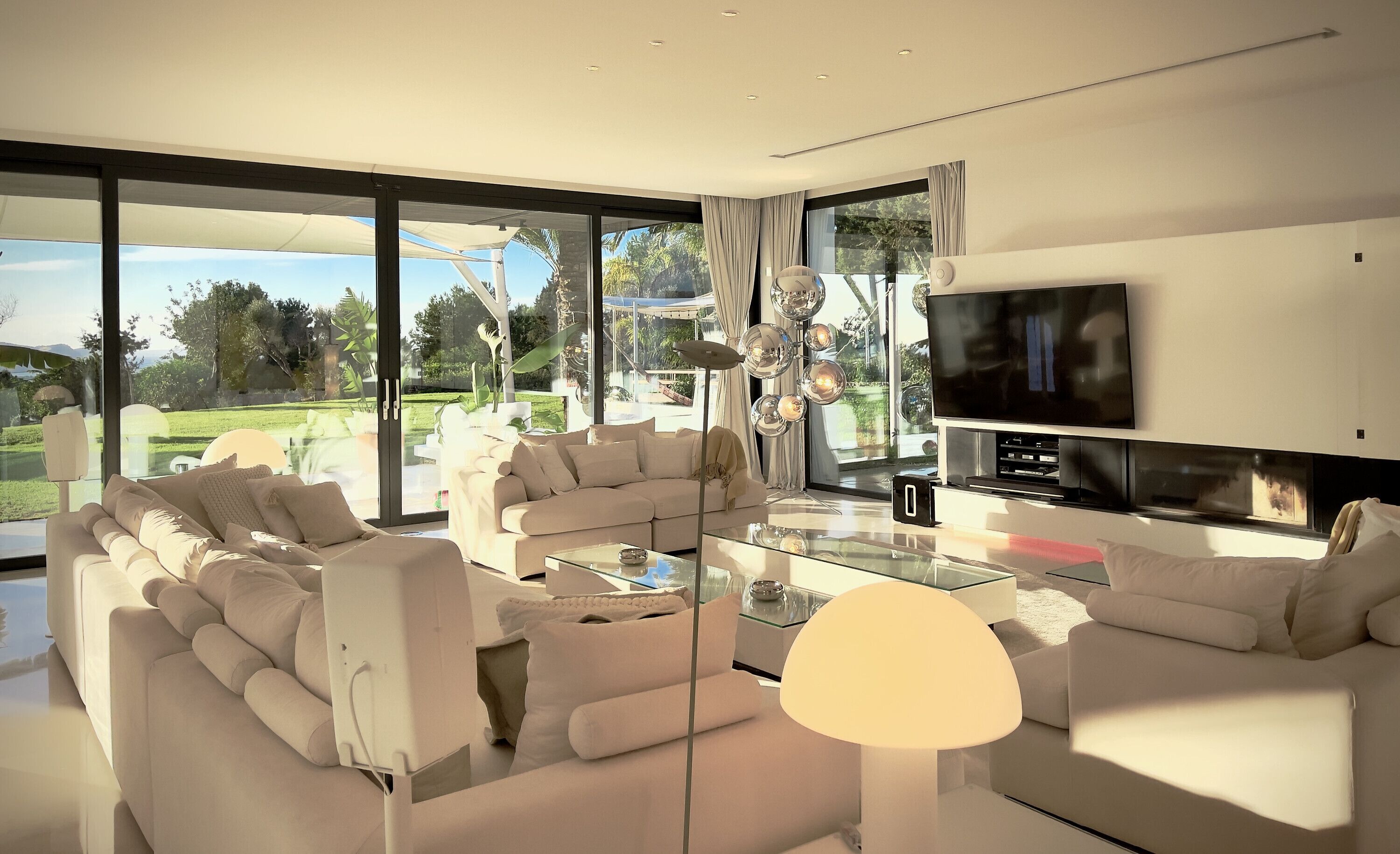 Televisie, een open haard, videospelletjes en een tafeltennistafel