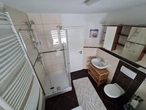 Dusche, Haartrockner, Seife, Toilettenpapier