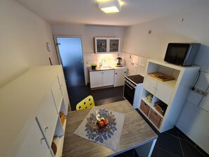 Kühlschrank, Mikrowelle, Herdplatte, Geschirrspüler