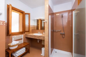 Dusche, Haartrockner, Handtücher