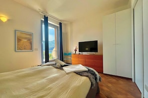 Familienapartment, 2 Schlafzimmer, 2 Bäder, Bergseite (Gaeta 'Lake View') | 2 Schlafzimmer, Bügeleisen/Bügelbrett, kostenloses WLAN, Bettwäsche