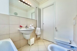 A modern bathroom with a sink, mirror, and toilet. - Gaeta 'lake View' (San Siro)