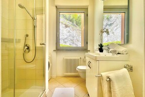 Family Apartment, Multiple Bedrooms, 2 Bathrooms, Mountainside (Gaeta 'Lake View') | Bathroom | Separate bathtub and shower, hair dryer, bidet, towels - Gaeta 'lake View' (San Siro)