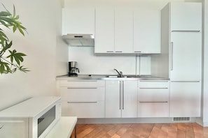 Familienapartment, 2 Schlafzimmer, 2 Bäder, Bergseite (Gaeta 'Lake View') | Eigene Küche | Kühlschrank, Mikrowelle, Herdplatte, Wasserkocher mit Kaffee-/Teezubehör