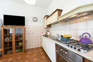 Family House, Multiple Bedrooms (Charming La Gelosia Few Min From Lake) | Private kitchen