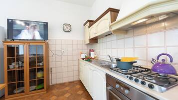 Rumah Keluarga, 2 kamar tidur (Charming La Gelosia Few Min From Lake) | Dapur pribadi | Lemari es, microwave, oven, dan kompor