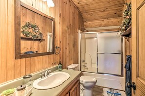 Combined shower/bathtub, towels, soap, shampoo - Cozy Roughriver Lakefront Cabin (McDaniels)