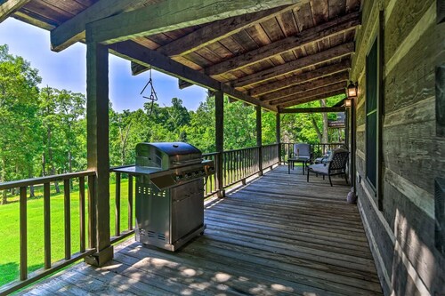 Cozy Roughriver Lakefront Cabin