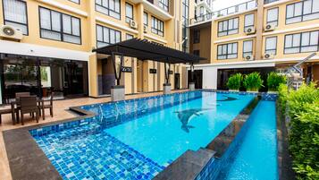 Una piscina al aire libre