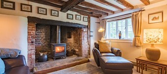Plum Pudding Cottage by Bloom Stays - sleeps 2 guests in 1 bedroom