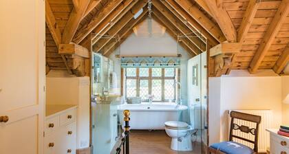 The Gate House - sleeps 4 guests in 2 bedrooms