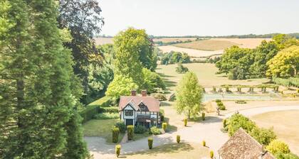 The Gate House - sleeps 4 guests in 2 bedrooms