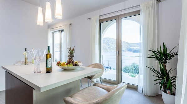 Huvila (Two Bedroom Villa with Swimming Pool ) | Yksityinen keittiö | Jääkaappi
